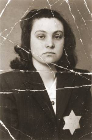 Portrét Klary Swimmerové, maďarské Židovky, s Davidovou hvězdou, 1944