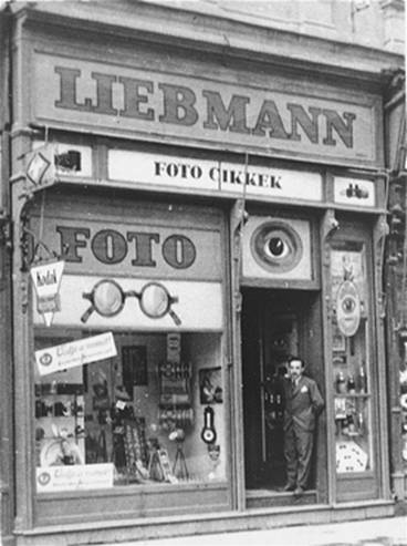 Liebermannův obchod s optikou a fotografickými potřebami v Szegedu, 1930