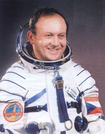 Vladimír Remek, letec a první československý kosmonaut