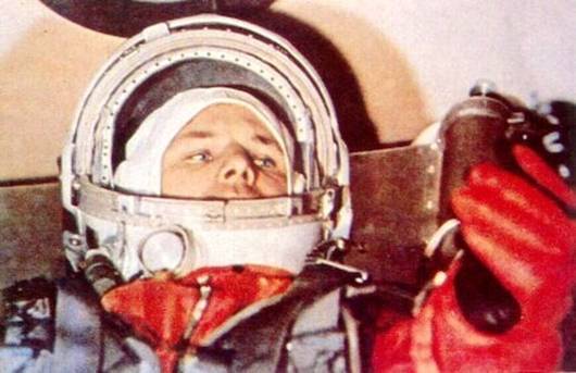 Jurij Gagarin v kabině kosmické lodi Vostok-1 (12.4.1961)