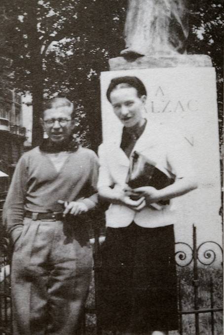 Jean-Paul Sartre a spisovatelka Simone de Beauvoirová u Balzacova památníku