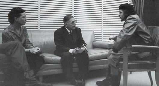 Jean-Paul Sartre (uprostřed) a Simone de Beauvoirová v rozhovoru s Che Guevarou na Kubě (1960)