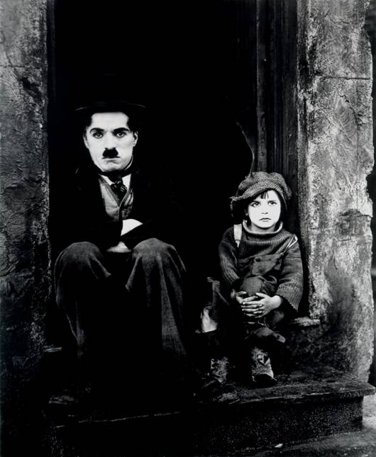 Charles Chaplin a Jackie Coogan ve filmu Kid (1921)