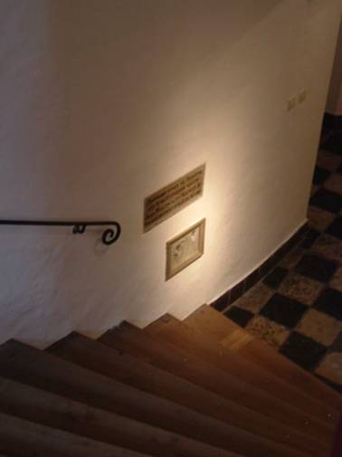 Rám u schodiště označuje místo, kde nalezli kulku ve zdi vypálenou do Viléma Oranžského
