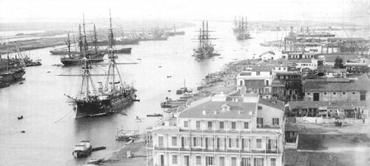 Lodě v přístavu Port Said čekají na průjezd průplavem (1880)