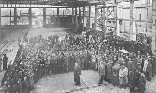 Schindler se svými dělníky v Emalii (1944)