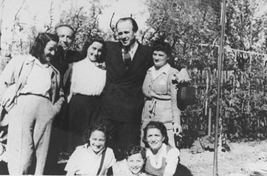 Schindler se svými Židy po válce (Mnichov, Německo, 1946)