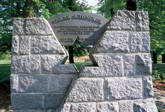 Schindlerův pomník ve Svitavách (2005)
