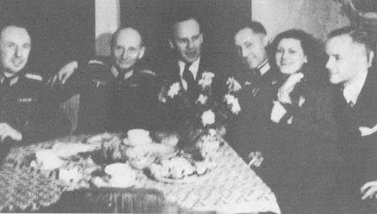 Schindler na jednom z četných večírků v Krakově (1943?)