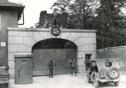Američané před bránou koncentračního tábora v Dachau