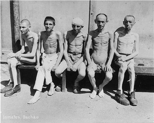 Vězňové po osvobození koncentračního tábora v Dachau