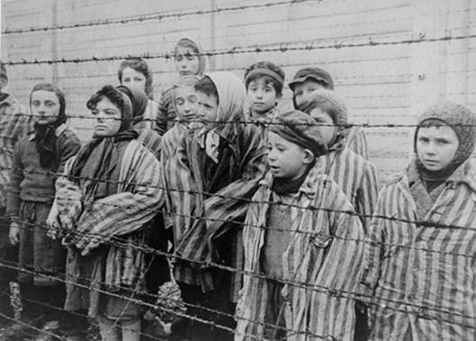 Fotografie dětských vězňů po osvobození nacistického koncentračního tábora Osvětim v Polsku
