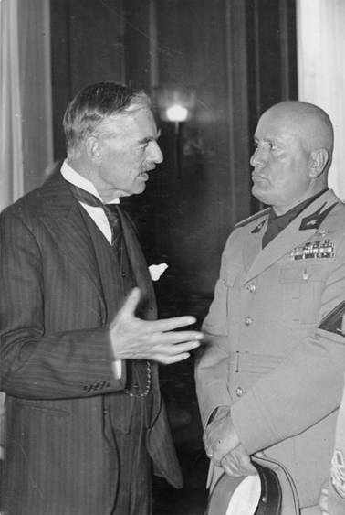 Chamberlain v rozhovoru s Mussolinim na konferenci v Mnichově