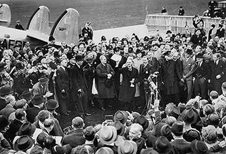 Neville Chamberlain oznamuje, že podpisem Mnichovské dohody "přinesl mír"