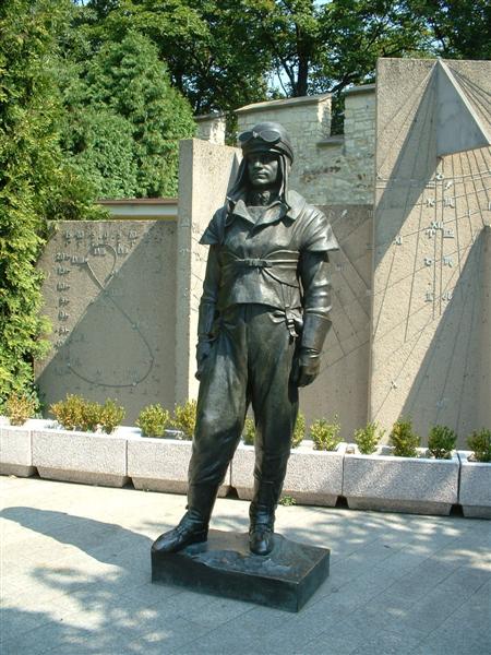Milan Rastislav Štefánik, socha v Praze na Petříně před hvězdárnou