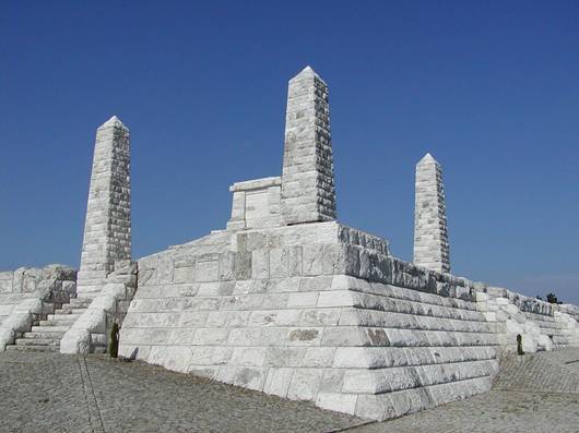 Mohyla na Bradle nad Košariskami, vrcholné dílo architekta Dušana Jurkoviče