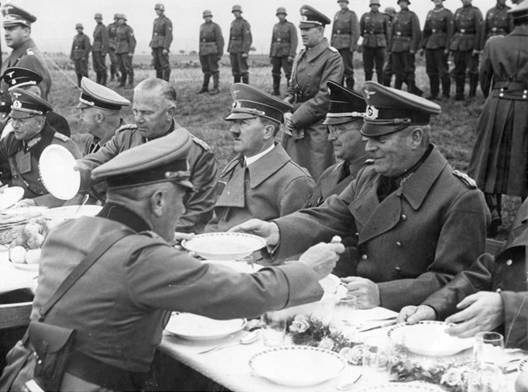 Návštěva Hitlera v Sudetech 3. 10. 1938 - Henlein vpravo vedle Hitlera
