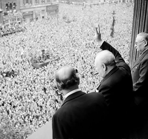 Churchill slaví konec války