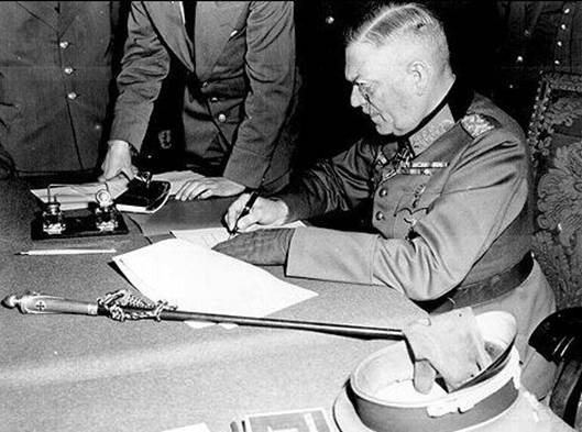 Polní maršál Keitel podepisuje kapitulaci Německa