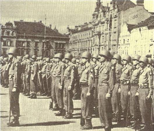 Přehlídka amerických vojáků na plzeňském náměstí v květnu 1945