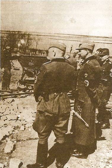 Příslušníci SS a němečtí vojáci přihlížejí likvidaci obce Lidice