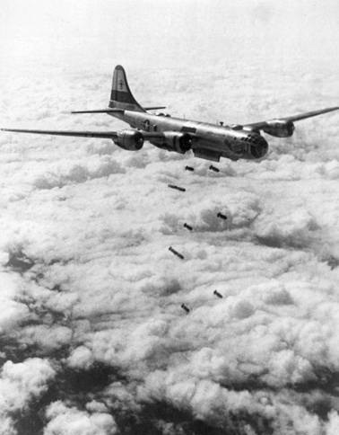Americké letadlo B-29 Air Force při plošném bombardování nad Koreou (1951)
