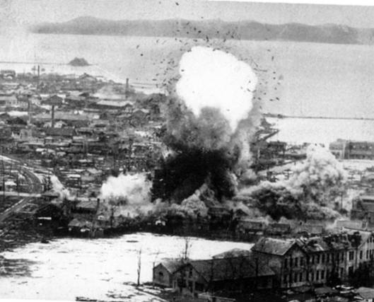 Létající bomby ničí tábořiště a přístaviště ve Wönsanu, Severní Korea (1951)