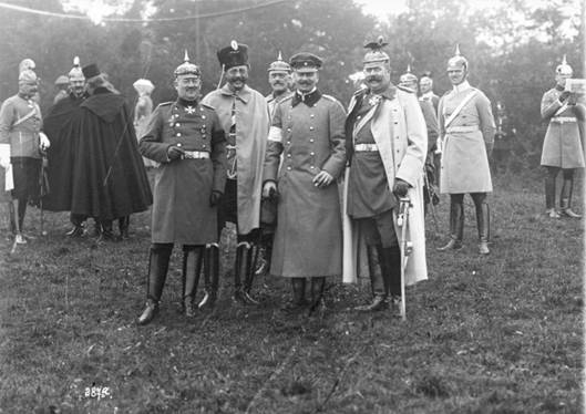 Franz Ferdinand (vpravo) během císařských manévrů (1909)