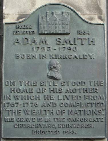 Pamětní deska Adama Smithe v Kirkcaldy (Skotsko)