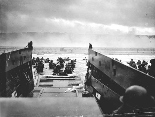 Vojáci z U. S. Navy se v Den D vyloďují na pláži Omaha Beach