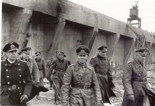 Polní maršál Erwin Rommel, velitel skupiny armád B při inspekci "Atlantského valu"