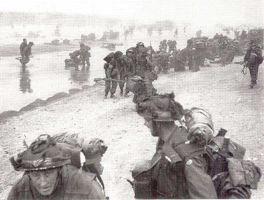 Britské jednotky pronikají na normandské pobřeží (6. červen 1944)