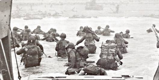 Vojáci americké 4. pěší divize se pod palbou vyloďují na pláži Utah