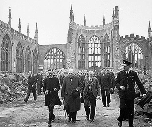 Winston Churchill v Coventry po bombardovn