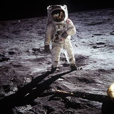 Astronaut Buzz Aldrin se prochz po Msci bhem mise Apollo 11 v ervenci 1969