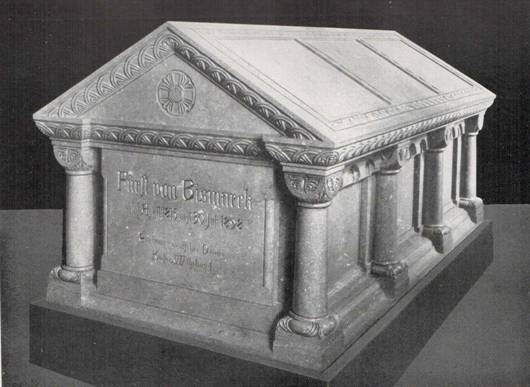 Mramorov sarkofg, ve kterm je uloeno tlo Otto von Bismarcka