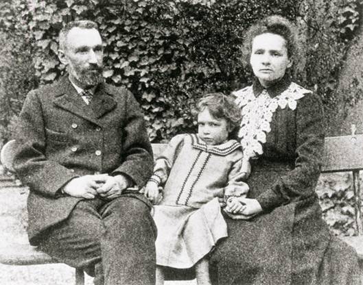 Manel Pierre, Marie Curie s dcerou Irene (takt pozdji nositelkou Nobelovy ceny)