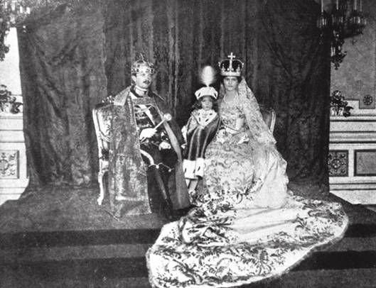 Karel Habsburský, císařovna Zita a korunní princ krátce poté, co byl Karel korunován uherským králem