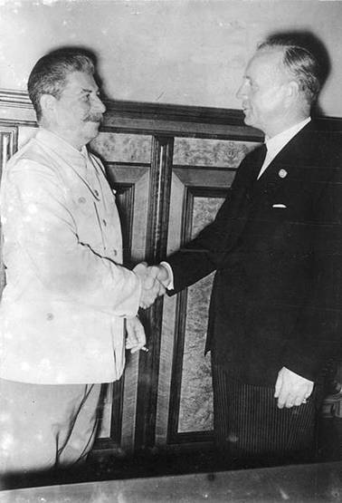 Josif Vissarionovi Stalin a Joachim von Ribbentrop (Moskva 23. srpen 1939)