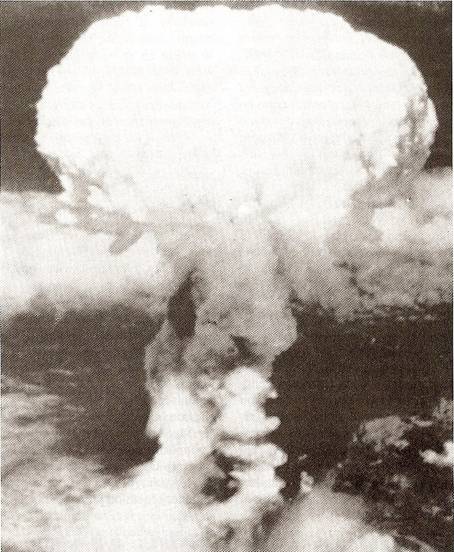 6. srpna 1945 8:15: První atomová bomba vybuchla nad japonským městem Hirošimou; výbuch si vyžádal přes sto tisíc životů