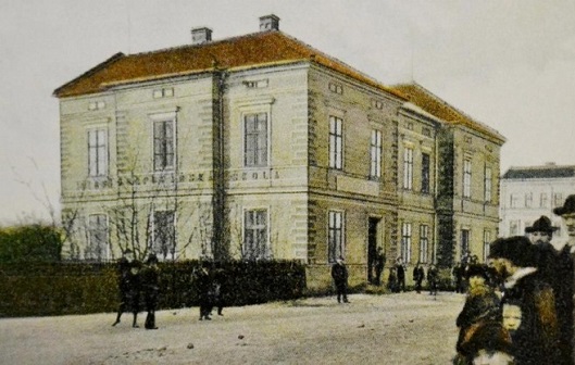 Budova hospodářské školy u kostela sv. Jana a Pavla, v níž se začalo vyučovat v roce 1899
