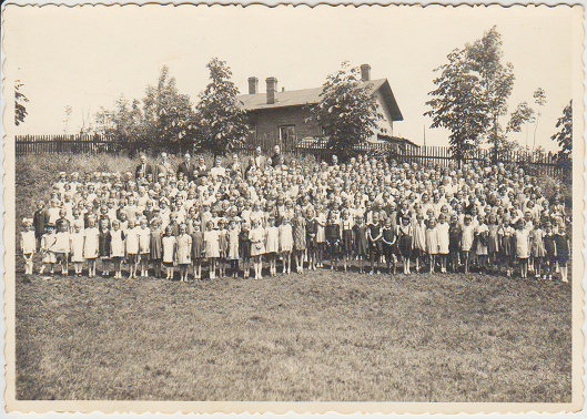 Foto s žákyněmi školy Pod sovou