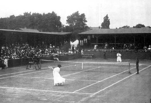 Fotografie z finále žen v tenisu na dvorci ve Wimbledonu