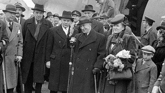 Jan Masaryk (druh zleva) s Eduardem Beneem (vpravo) po nvratu z londnskho exilu