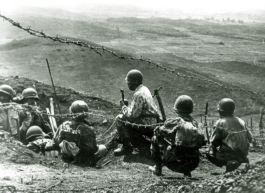 Francouzští vojáci sledují postavení Vietnamců při bitvě u Dien Bien Phu (1954)