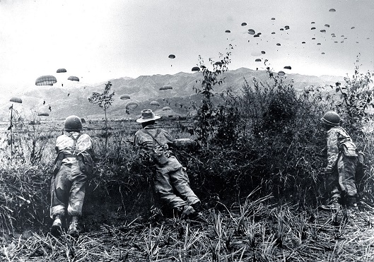 Vojáci sledují francouzské parašutisty při výsadku v bitvě u Dien Bien Phu