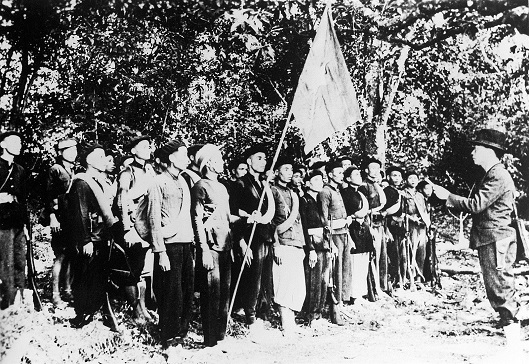 Vo Nguyen Giap se svými jednotkami na snímku z roku 1944
