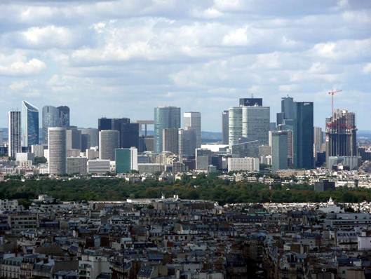 Supermoderní čtvrť La Défense v Paříži s mnohými skvosty současné architektury