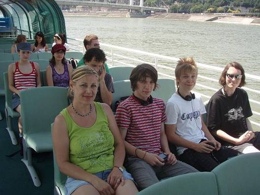 Lodí po Dunaji při prohlídce Budapešti