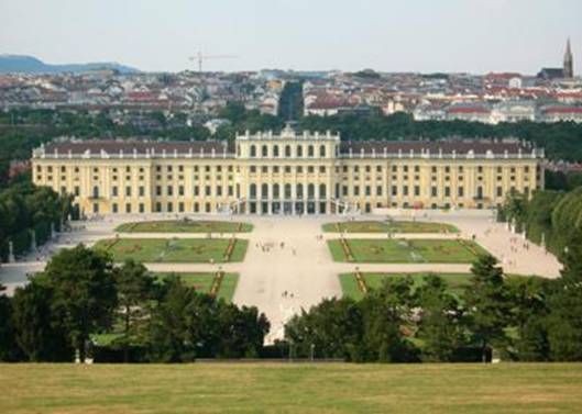 Zámek Schönbrunn ve Vídni ročně navštíví asi 6,7 miliónů návštěvníků